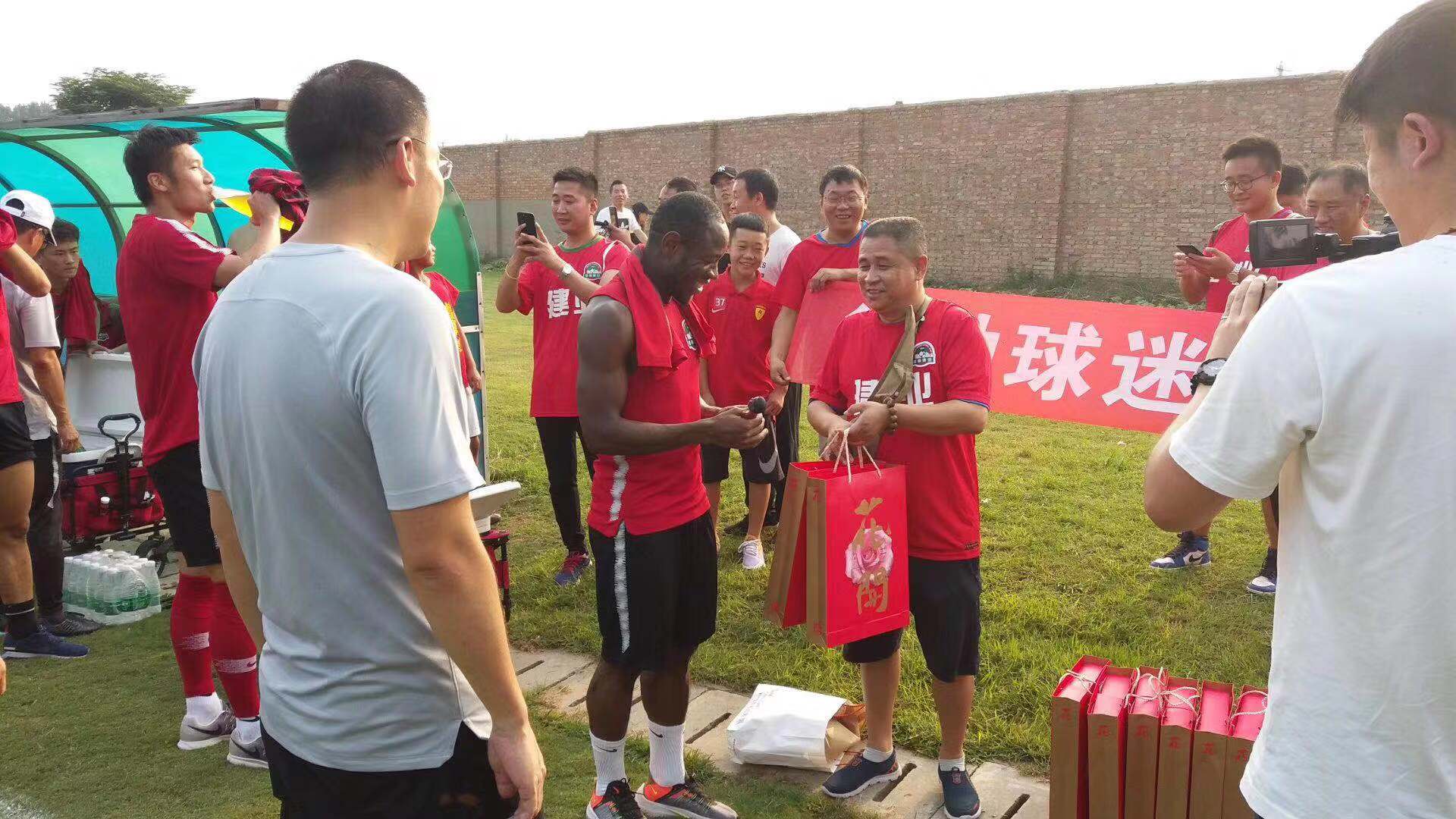 球队意外抢得前排位置，俘获球迷心意