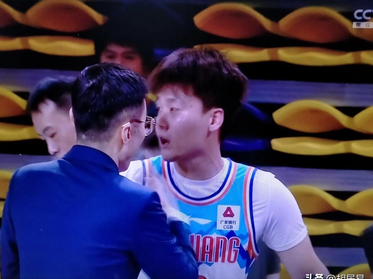 新疆男篮遭遇广州队，实力均衡充满对抗(新疆男篮与广州男篮直播)