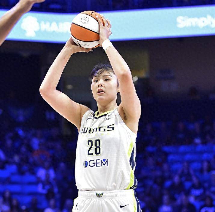 包含李月汝首发砍10分15板篮板创WNBA生涯新高的词条