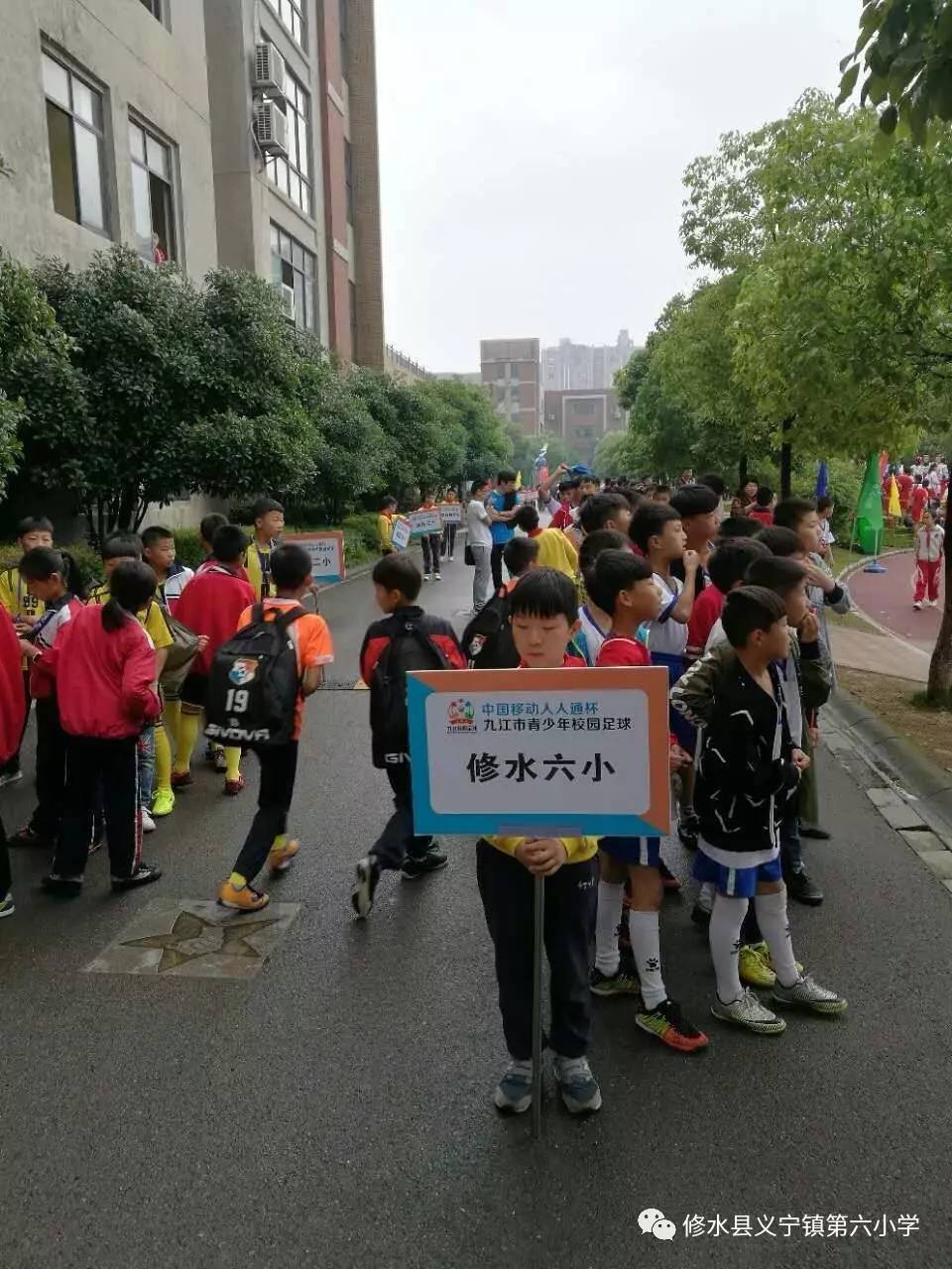 女子足球比赛激烈搏斗，中国选手喜获胜利的简单介绍