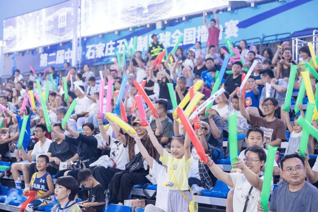 足球比赛现场气氛火热，球迷们欢呼雀跃的简单介绍